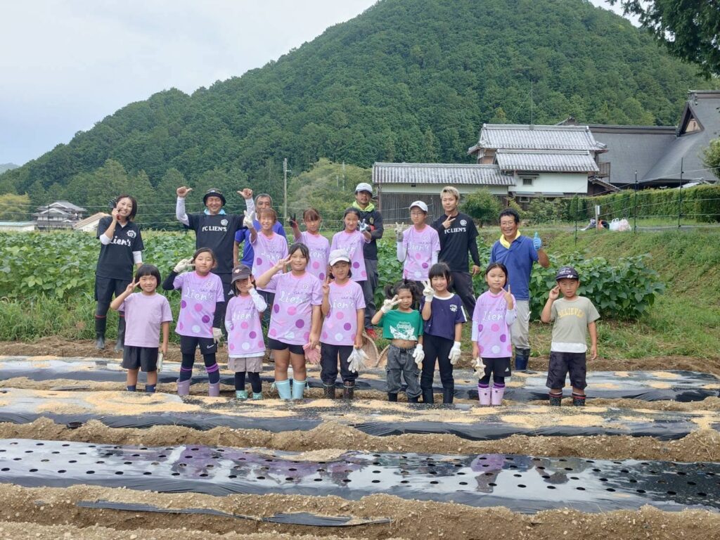 株式会社スリーエス様 フィルバプロジェクト FCリアンズの皆さんとじゃがいもの植え付け