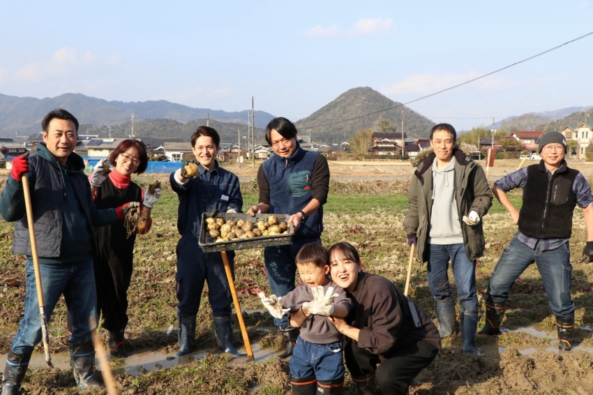 みんなでじゃがいもの収穫を喜ぶ参加者（firva農業プロジェクト）