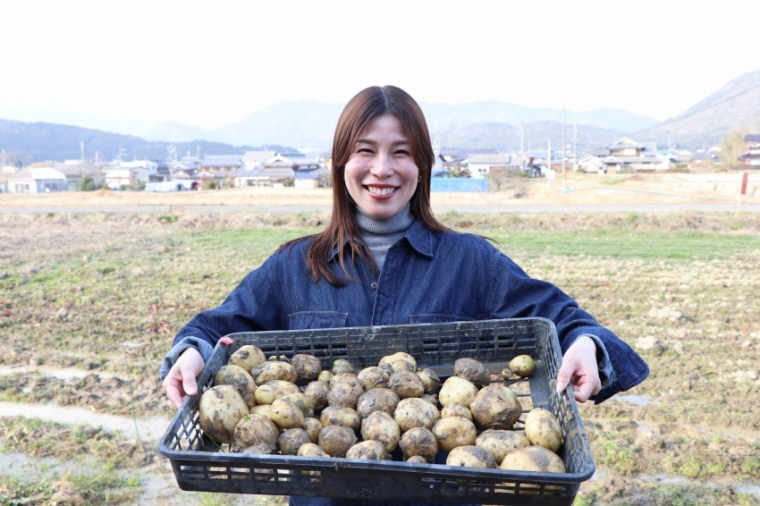 収穫したじゃがいもを抱える参加者（firva農業プロジェクト）