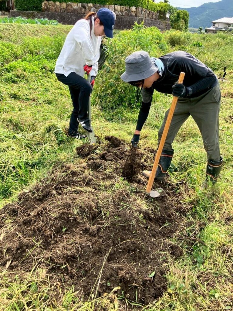 鍬とスコップで畑の土を起こす様子（firva農業プロジェクト）