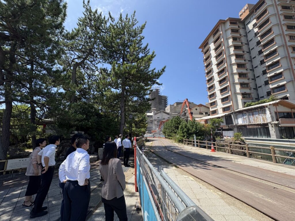 現地視察 解体・再建工事が続く和倉温泉の街並みを歩く参加者